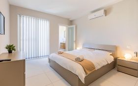 New & Central Located 3 Double Bedroom Apartment - Close To All Amenities